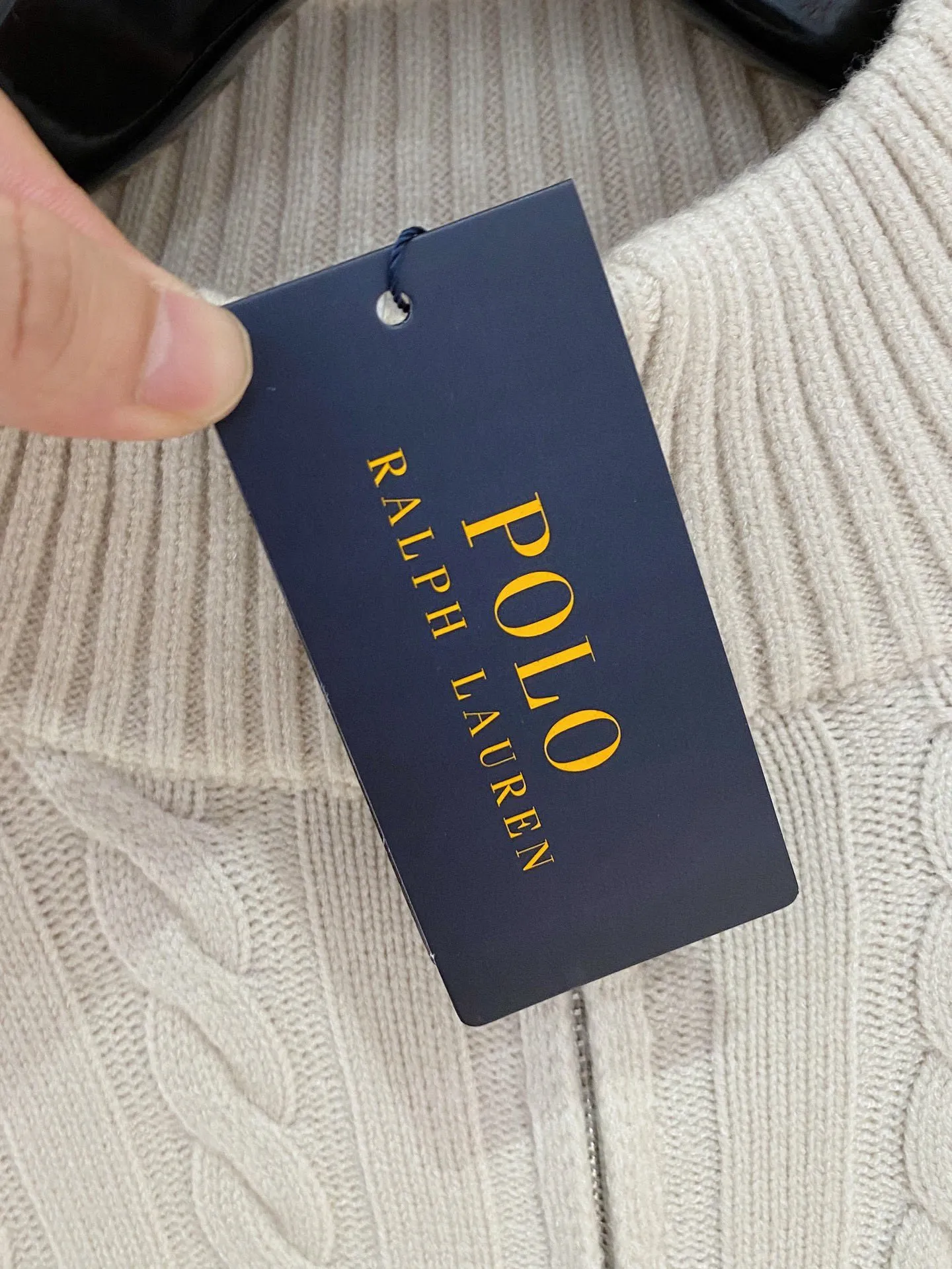 🅿️420 【POLO Paul】Autumn and winter classic round neck pullover sweater, in full condition! ! ! Wool blended fabric, the latest model in 2025, golden ratio! ! Slim-fitting soft gold, versatile and practical item, the combination and practicality are extremely powerful, simple and elegant, and classy! To create your own style, it is highly recommended to buy it in two colors. The standard slim fit tailoring process is suitable for both young and old men. It is knitted from wool and will not cause any discomfort! While keeping warm, it is stylish, textured and wearable, and the classic logo with contrasting colors on the chest feels in place! ! Recommended for regular customers! ! Size M-3XL (maximum wear: 190 pounds)